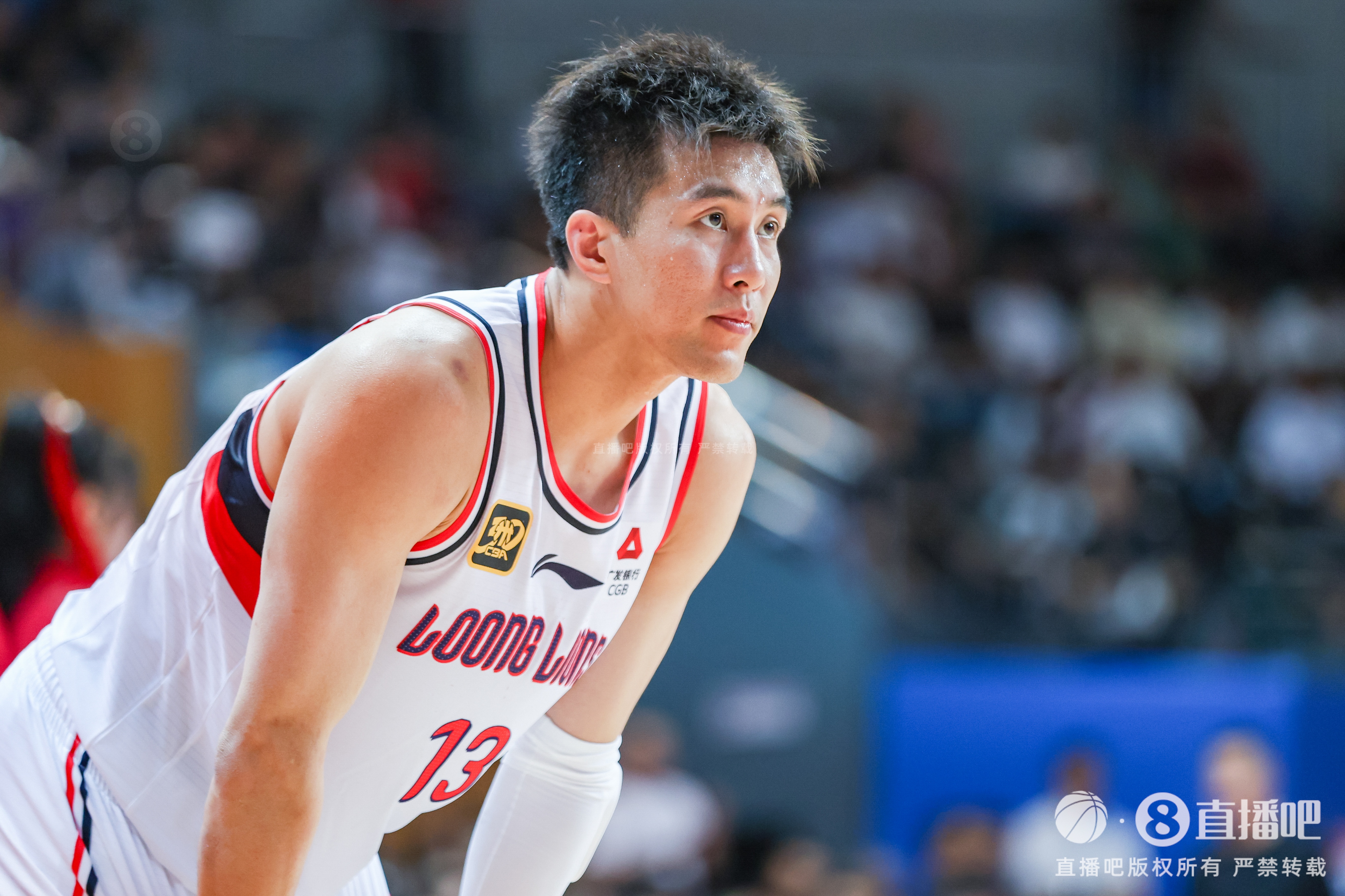 奇异果体育官方网站-媒体人：突破中膝盖一软多为交叉韧带撕裂 盼郭艾伦只是虚惊一场