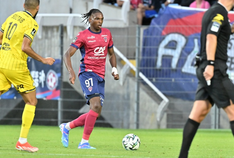 奇异果体育app-德天空：拜仁对雷恩中卫雅奎特感兴趣，不过球员高昂转会费是阻碍