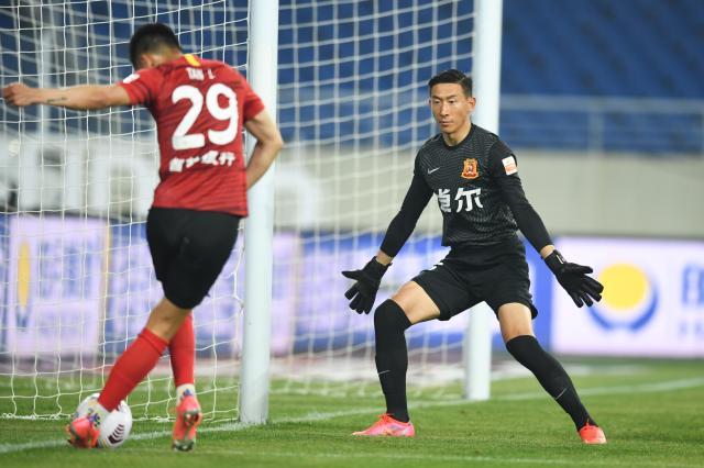 奇异果体育直播-【中超】谭龙头球破门越位+中柱 长春0比0武汉