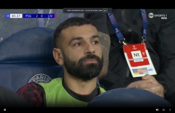 奇异果体育-关键战坐全场板凳！萨拉赫坐在场边面无表情，利物浦0-2遭完败